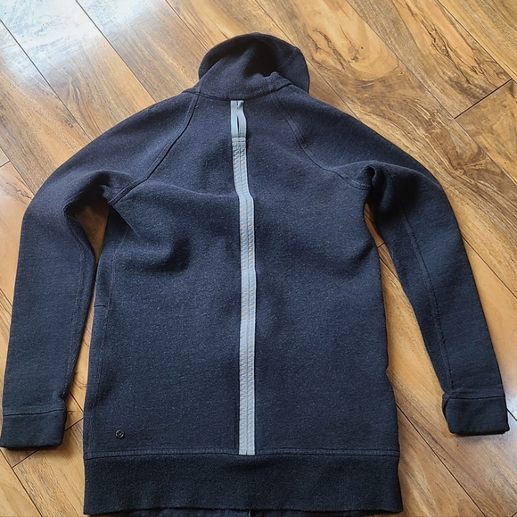 Lululemon coat - Picture 6 of 7